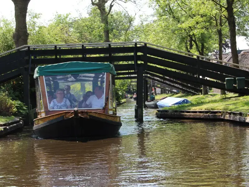 Navigare e andare in bicicletta attraverso Giethoorn