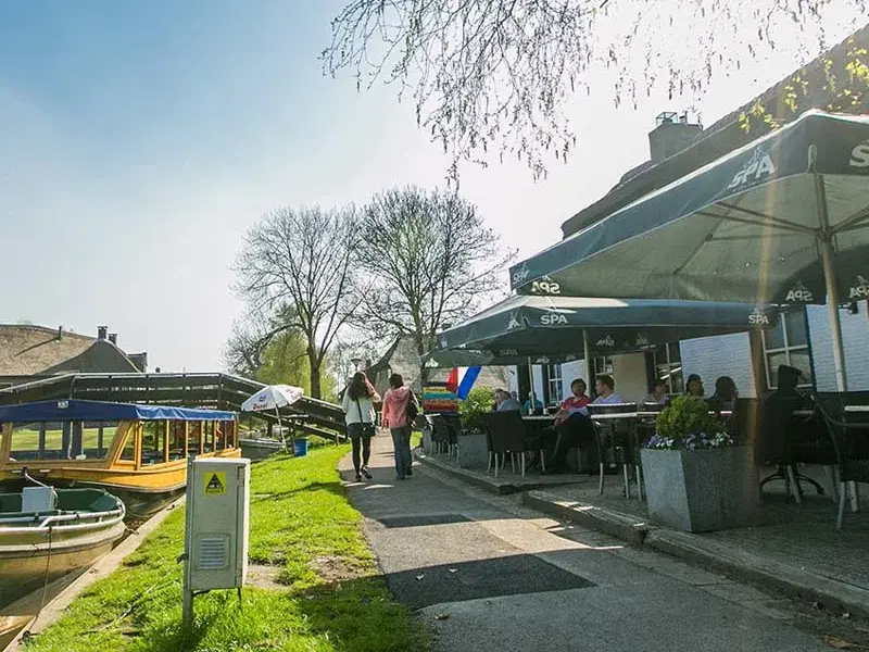 Se promener en bateau à Giethoorn